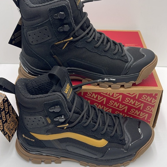 Vans WMNS Ultrarange Exo Hi Gore Black/Gold
VN0A5JHXZX1
Boots All Weather Sneakr - Picture 2 of 16